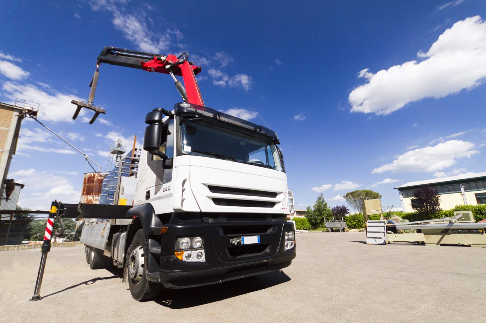 Lastebilkran G8 løfter byggematerialer