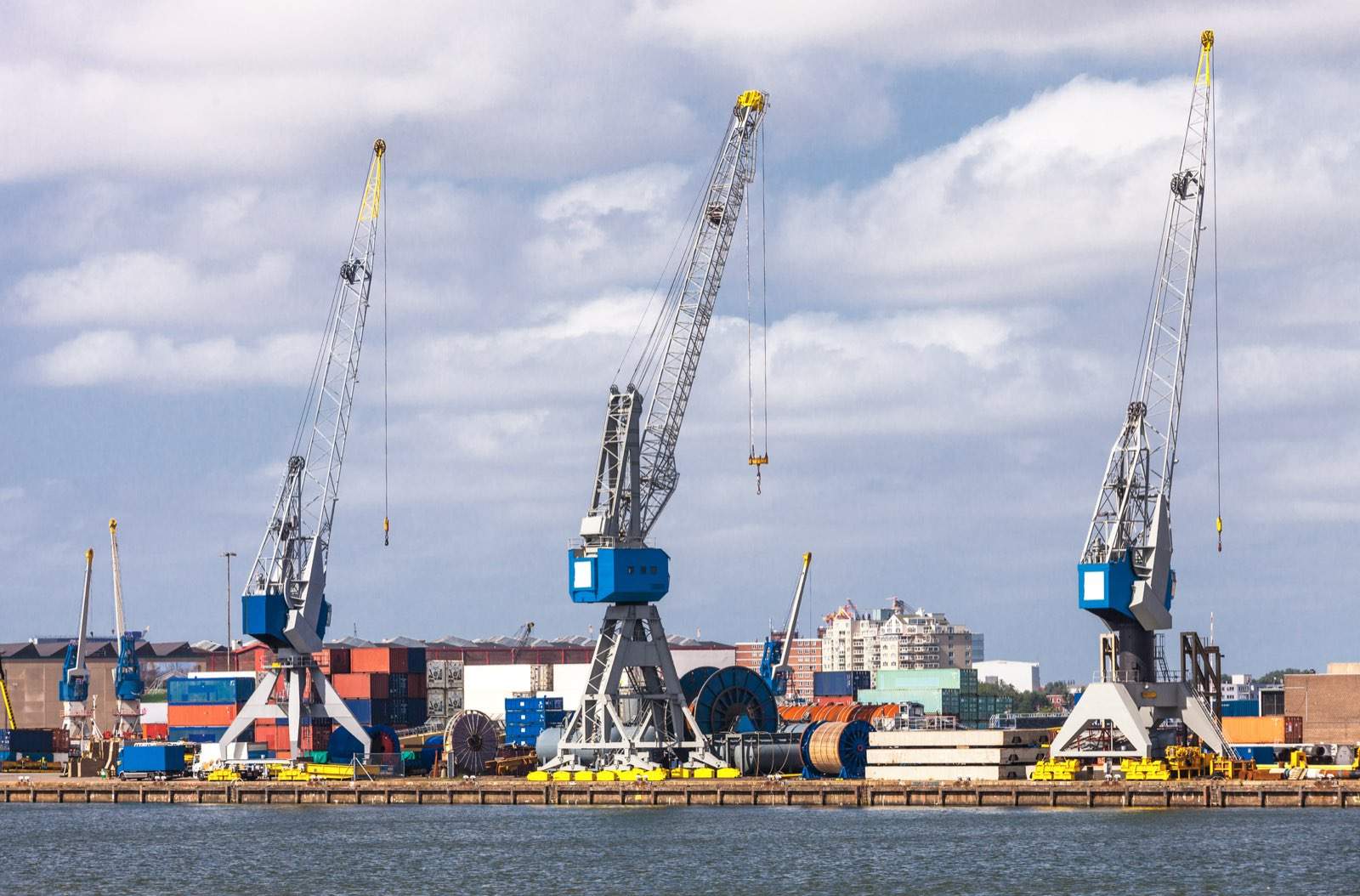 Svingkraner på portalunderstell langs kaia i havn