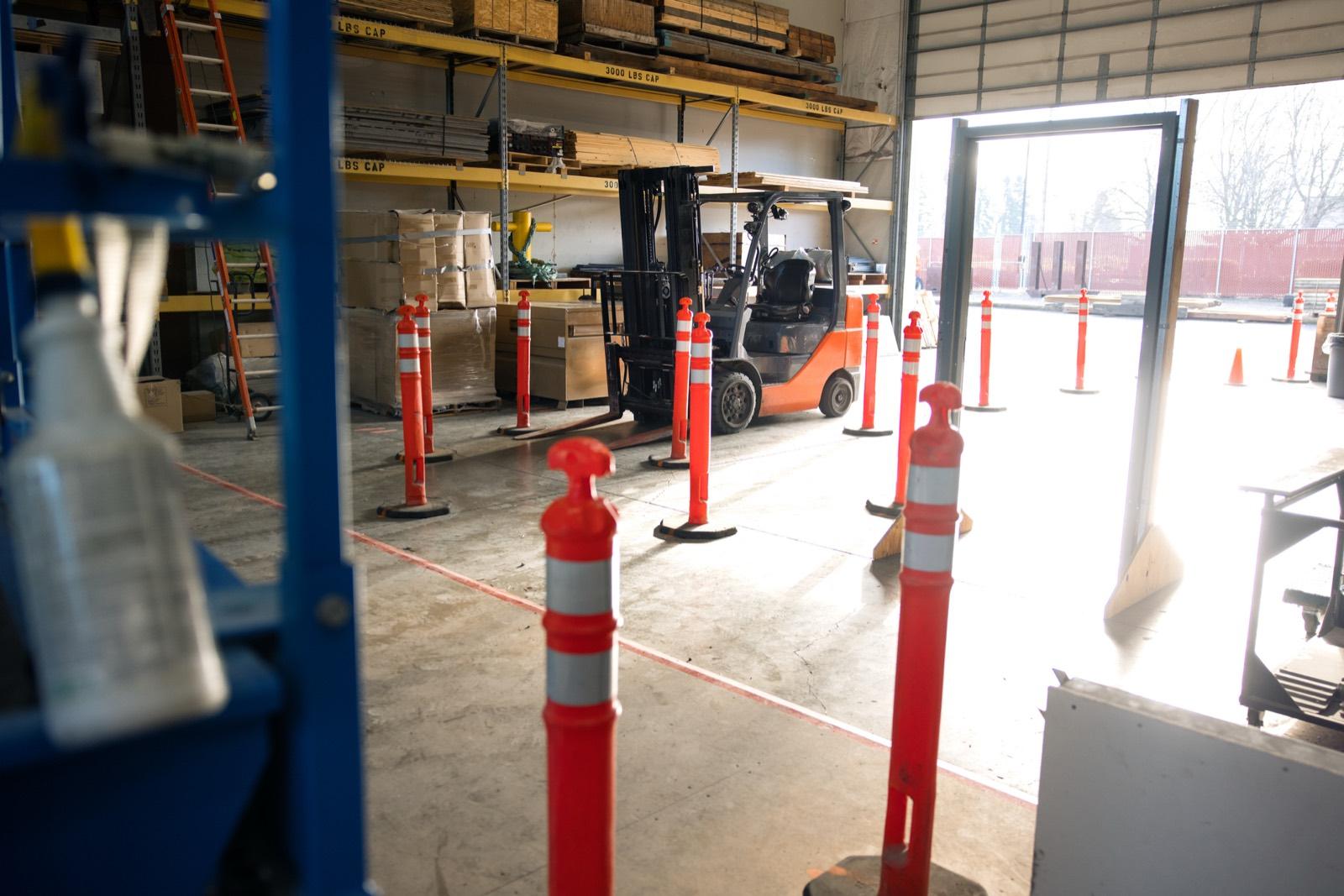 Øvingsbane med kjegler for truckkjøring på lager — praktisk trening under oppfriskningskurs